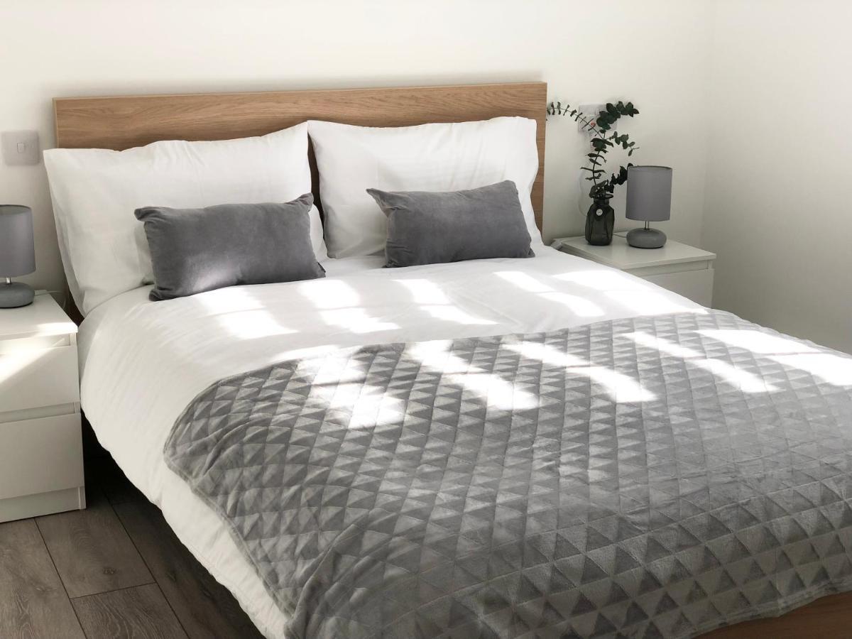 Spacious En-suite Private Double Bedroom Homestay