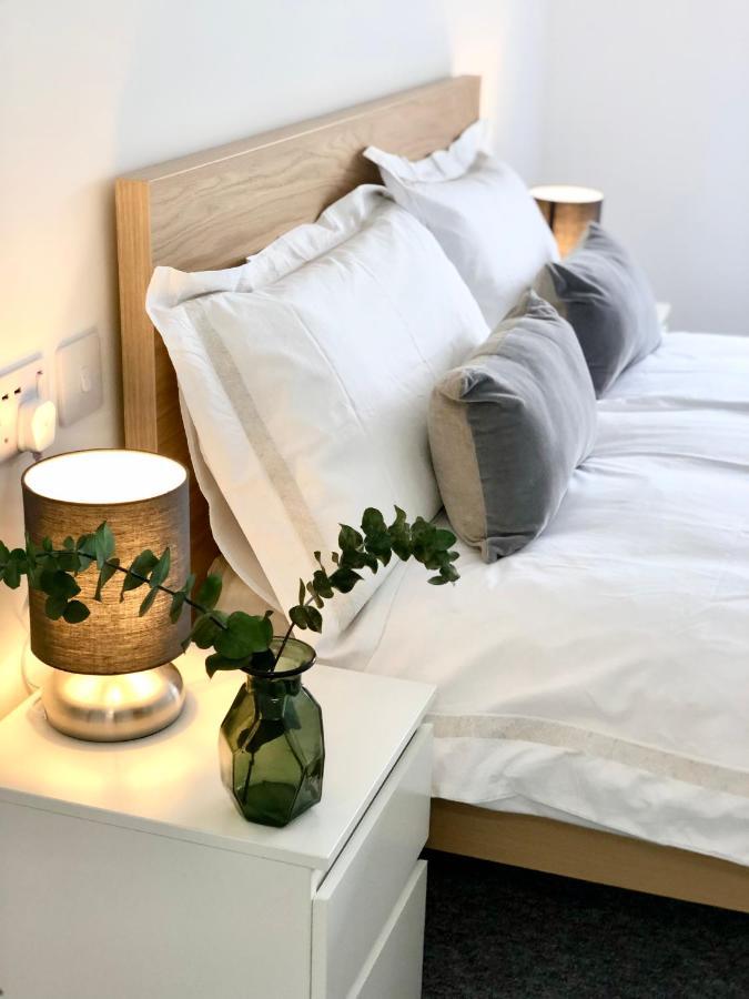 Spacious En-suite Private Double Bedroom Homestay