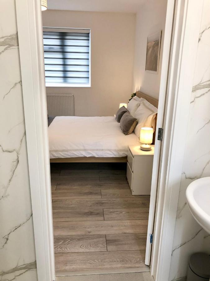 Spacious En-suite Private Double Bedroom Homestay